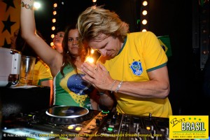 Bar Brasil Estocolmo, VM 2014 på Debaser Strand. "Gud hör bön".